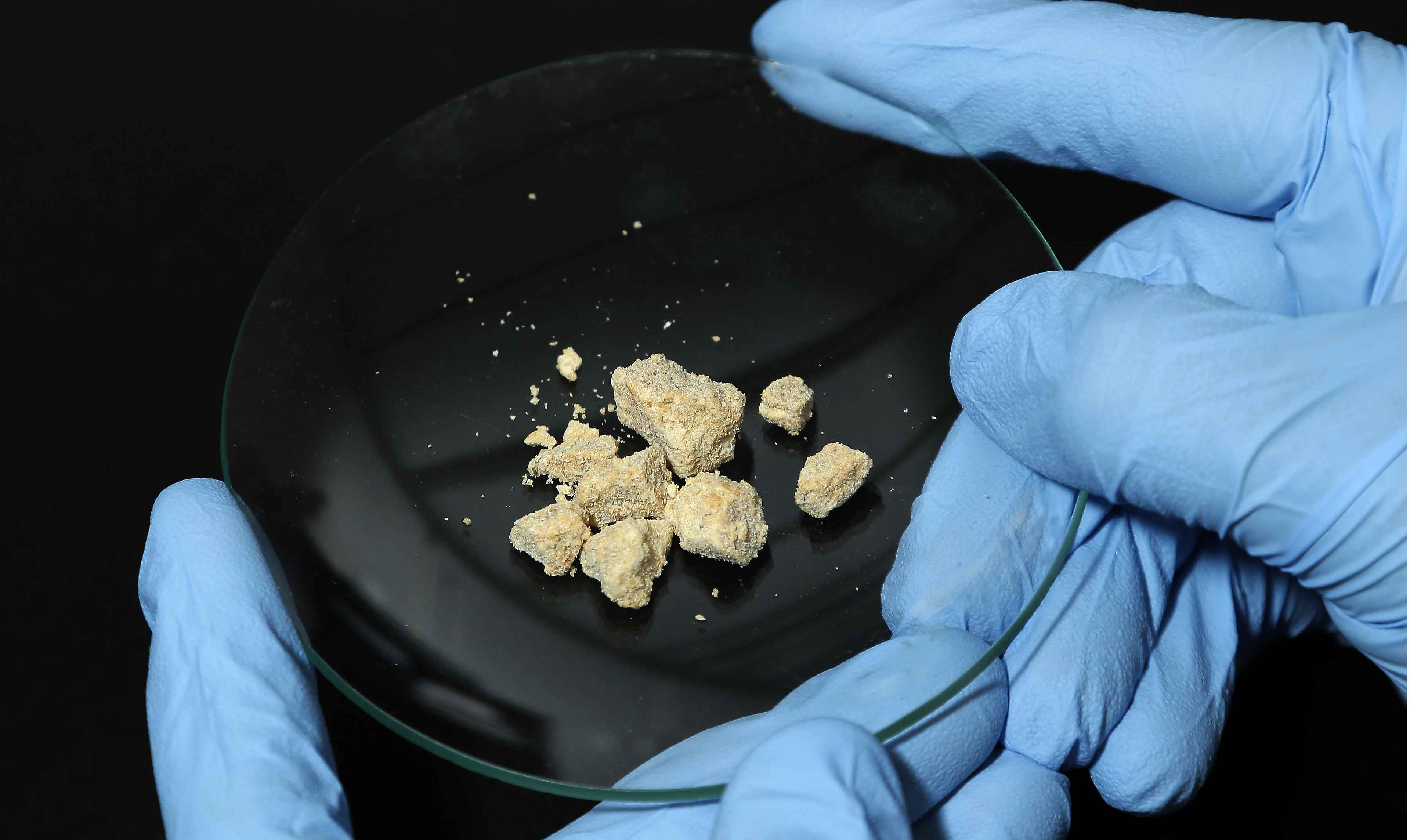 Pasta base de cocaína usada nos testes da vacina