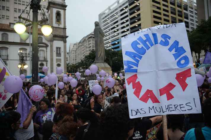 Mulheres fazem caminhada em solidariedade às manifestações feministas na América Latina, que tem países com alta taxa de feminicídio, segundo a ONU
