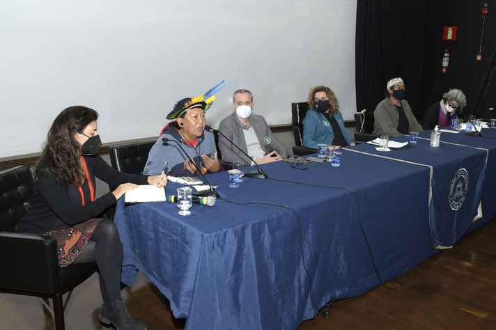 Mesa com Davi Kopenawa Yanomami e Ailton Krenak abriu conferências que celebram aniversário da Universidade