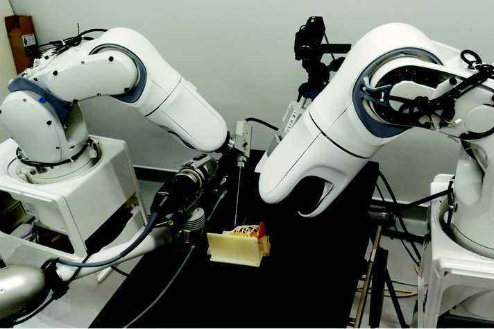 Sistema robótico usado em cirurgia minimamente invasiva em maquete de paciente neonatal