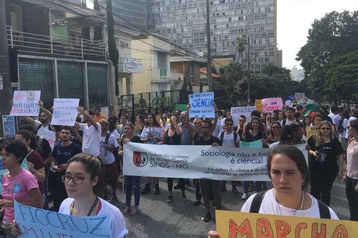 Estudantes participam da Marcha da Ciência em Belo Horizonte