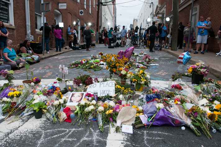 Moradores de Charlottesville lembram ativista Heather Heyer, morta por nazista