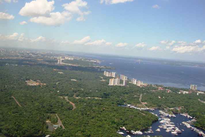 Vista aérea do Rio Negro, na área urbana de Manaus, AM