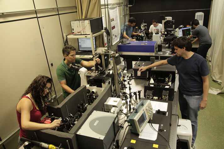Laboratório no Departamento de Física: além da área de biotecnologia, patentes são geradas em diversas unidades