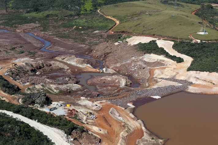 Barragem de rejeitos de minérios em Mariana
