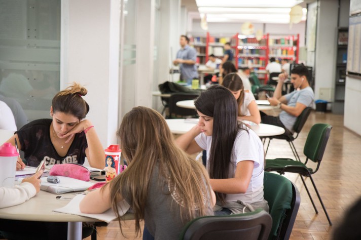 Estudos nas bibliotecas fazem parte da rotina da vida nos campi da UFMG