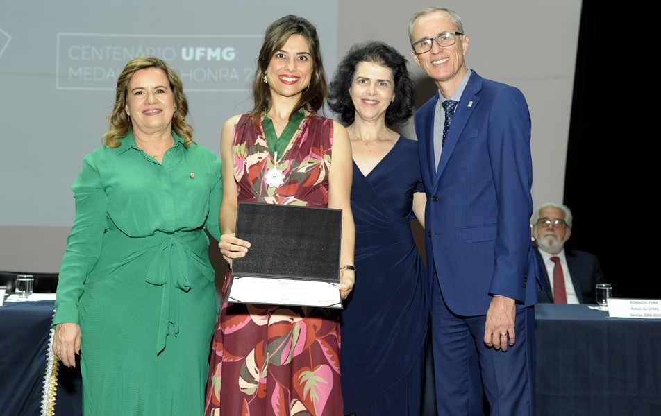 <p>A reitora Sandra Goulart, a professora e tradutora Júlia Batista Castilho de Avellar, indicada pela Faculdade de Letras,&nbsp;a diretora da Unidade, Sueli Maria Coelho, e o vice-reitor Alessandro Moreira</p>