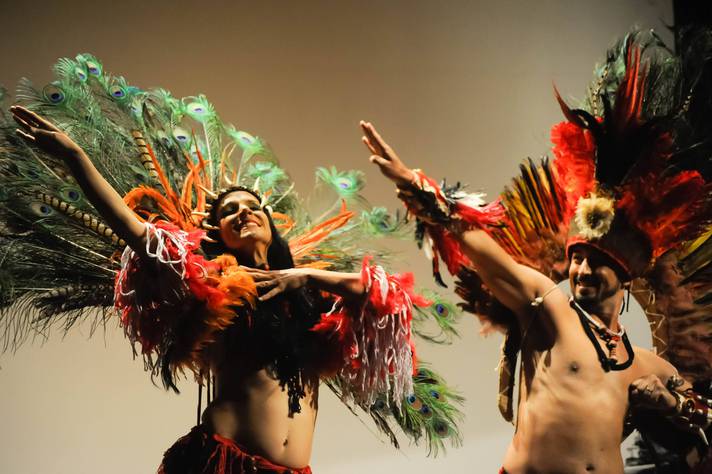 Dupla de dançarinos do Sarandeiros em coreografia inspirada em manifestação da região Norte do país