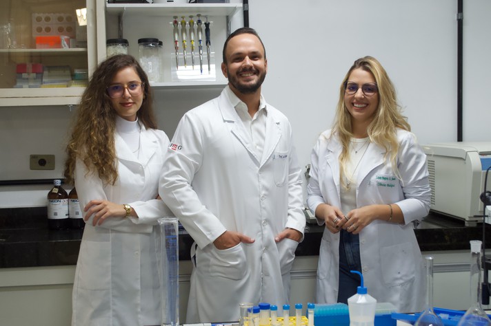 Laura Amado, Lucas Kangussu e Laura Amaral, três dos pesquisadores envolvidos no estudo