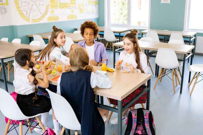 Crianças fazem até duas refeições diárias no ambiente escolar