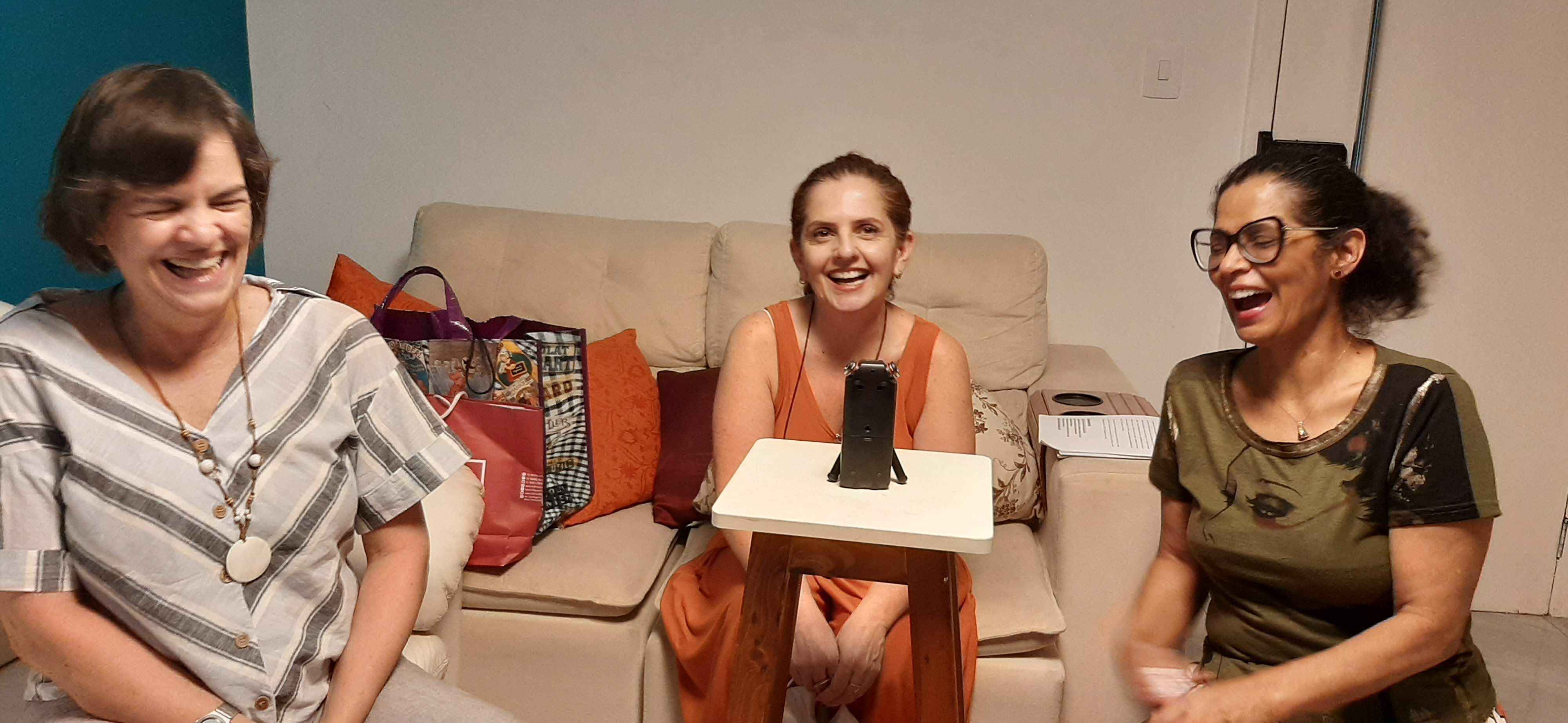 Na foto, Cristina Leite e Rosane Castro com Antônia Montenegro, uma das entrevistadas do primeiro episódio do podcast