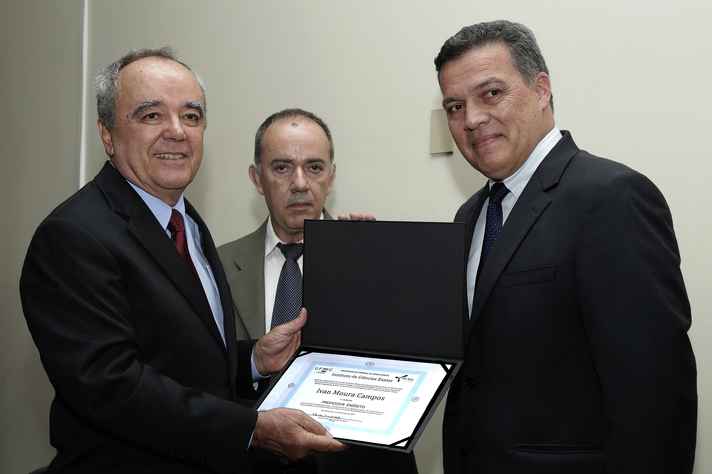 Ivan Moura Campos recebe diploma de Professor Emérito do reitor Jaime Ramírez e do diretor do ICEX, Antônio Flávio Alcântara