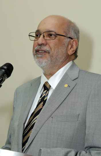 Professor Roberto Bigonha fez a saudação ao novo emérito da UFMG