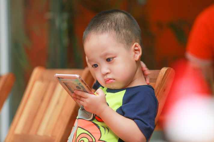 Crianças de até dois anos não devem usar smartphones, recomenda OMS