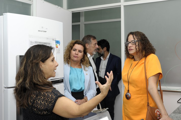 Ana Paula Fernandes, Sandra Goulart e Luciana Santos, em laboratório do CTVacinas