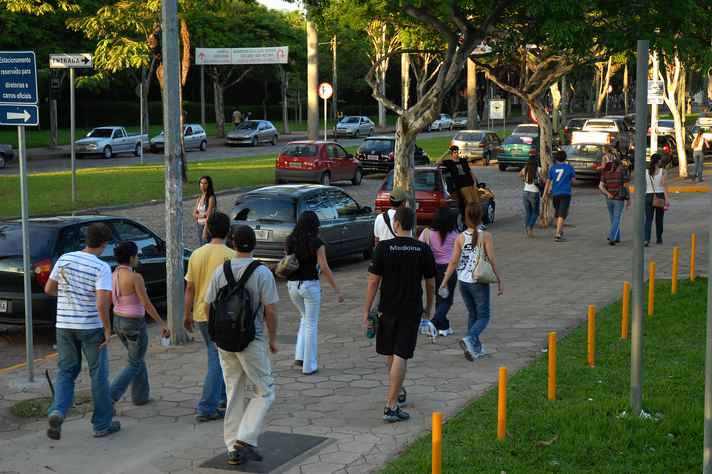 Estudantes caminham no campus Pampulha