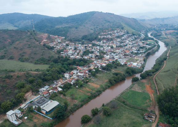 Vista do Rio do Carmo, em Barra Longa, seguindo ao encontro do Rio Piranga, onde passa a ser chamado de Rio Doce