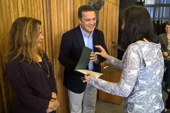 Jaime Ramírez, ao lado da vice-reitora Sandra Goulart Almeida, entrega o prêmio principal a Natascha de Ostos