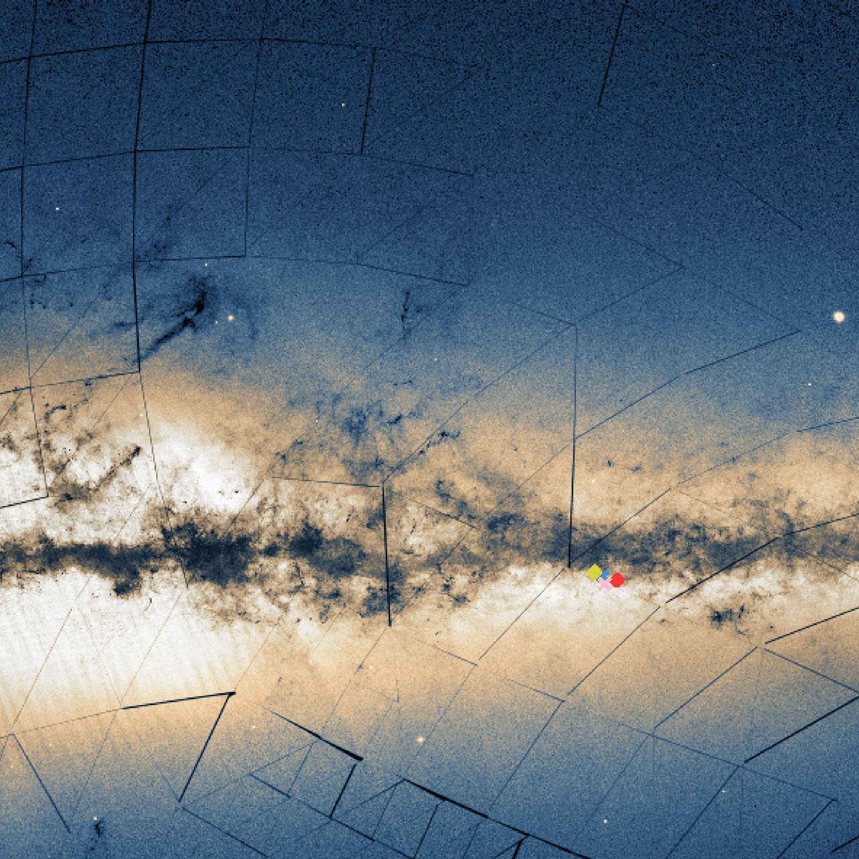 Detalhe da Via LÃ¡ctea com as posiÃ§Ãµes dos aglomerados UFMG 1 (vermelho), UFMG 2 (azul) e UFMG 3 (verde), descobertos pela equipe do ICEx quando estudava
o NGC 5999 (rosa). As regiÃµes escuras representam nuvens interestelares de gÃ¡s e poeira. A luz das estrelas que compÃµem a galÃ¡xia gera o brilho esbranquiÃ§ado que permeia a Ã¡rea central da imagem