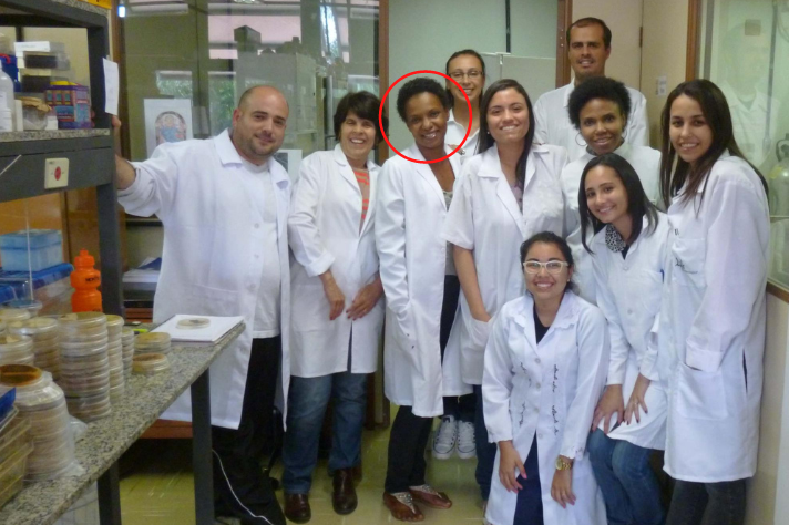 Professora Viviane de Souza Alves com alguns dos seus primeiros alunos na UFMG