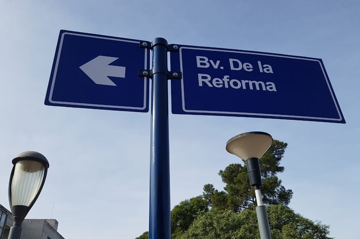 Placa de indicativa de rua no campus da Universidade Nacional de Córdoba, na Argentina, uma das instituições que poderão receber estudantes da UFMG