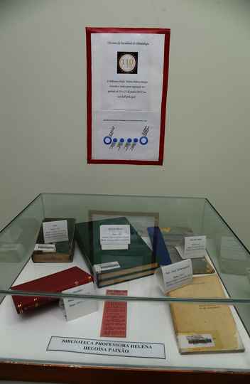 Exposição de itens do acervo da biblioteca da Odontologia