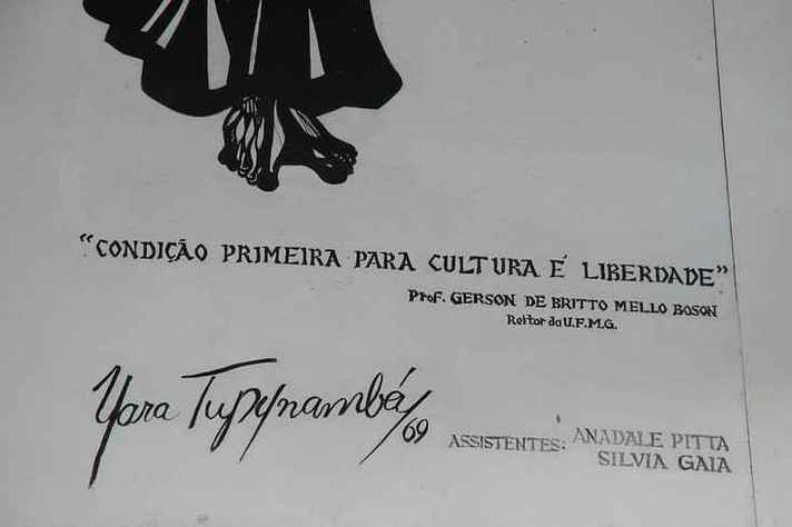 Assinatura da artista Yara Tupinambá em obra instalada no hall do prédio da Reitoria