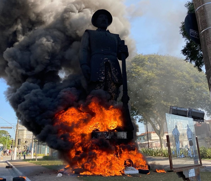 Estátua de bandeirante e escravocrada Borba Gato, incendiada em São Paulo: repercussões da luta antiolonialista