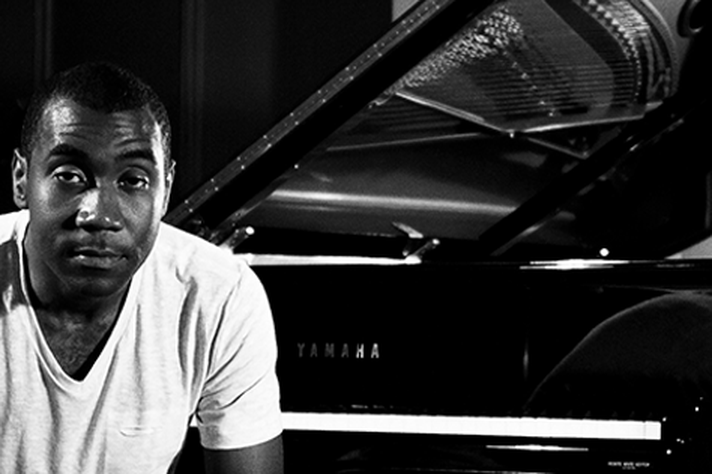Em 2013, o pianista lançou seu primeiro trabalho solo, com influências de ritmos brasileiros, do jazz e da música erudita
