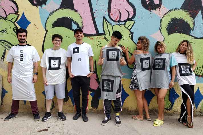 Jovens com marcadores estampados em camisetas; Igor é o segundo da esquerda para a direita