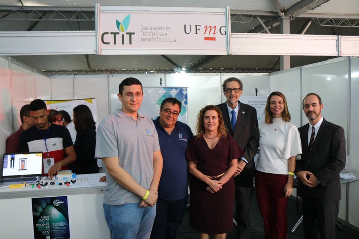Sandra Goulart (ao centro), reitora da UFMG, o presidente da Fapemig, Paulo Beirão (de terno, ao lado dela), e equipe envolvida no projeto contratado pela PMMG