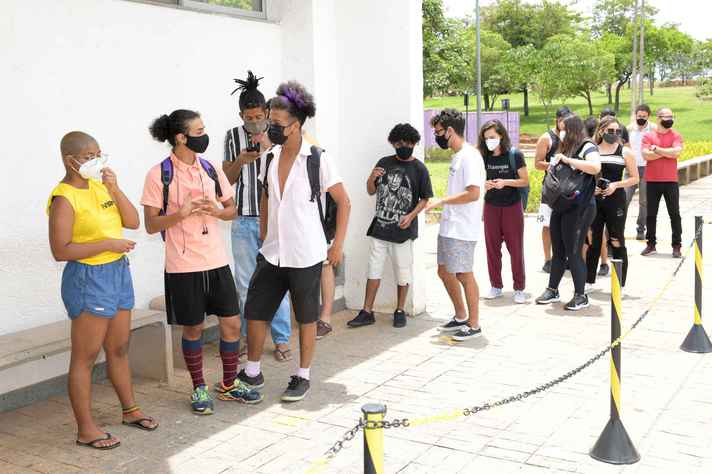 Fila de bandejão, na Pampulha: uso de máscaras segue obrigatório em espaços abertos e fechados dos campi da UFMG
