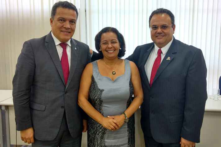 Por aclamação, foram eleitos Paulo Márcio de Faria e Silva, reitor da Universidade Federal de Alfenas (Unifal), como presidente (na foto abaixo, à direita), e Nilda de Fátima Ferreira Soares, reitora da UFV, como vice-presidente