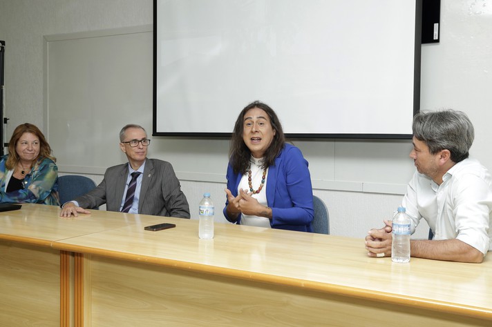 Duda Salabert ao lado do vice-reitor Alessandro Fernandes (à esquerda) e Rochel Lago; na extremidade esquerda a professora Alzira