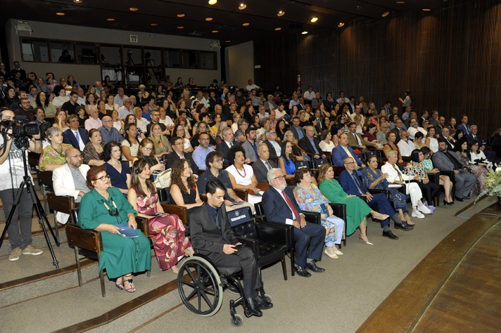 Cerimônia reuniu homenageados, familiares e comunidade universitária no auditório da Reitoria