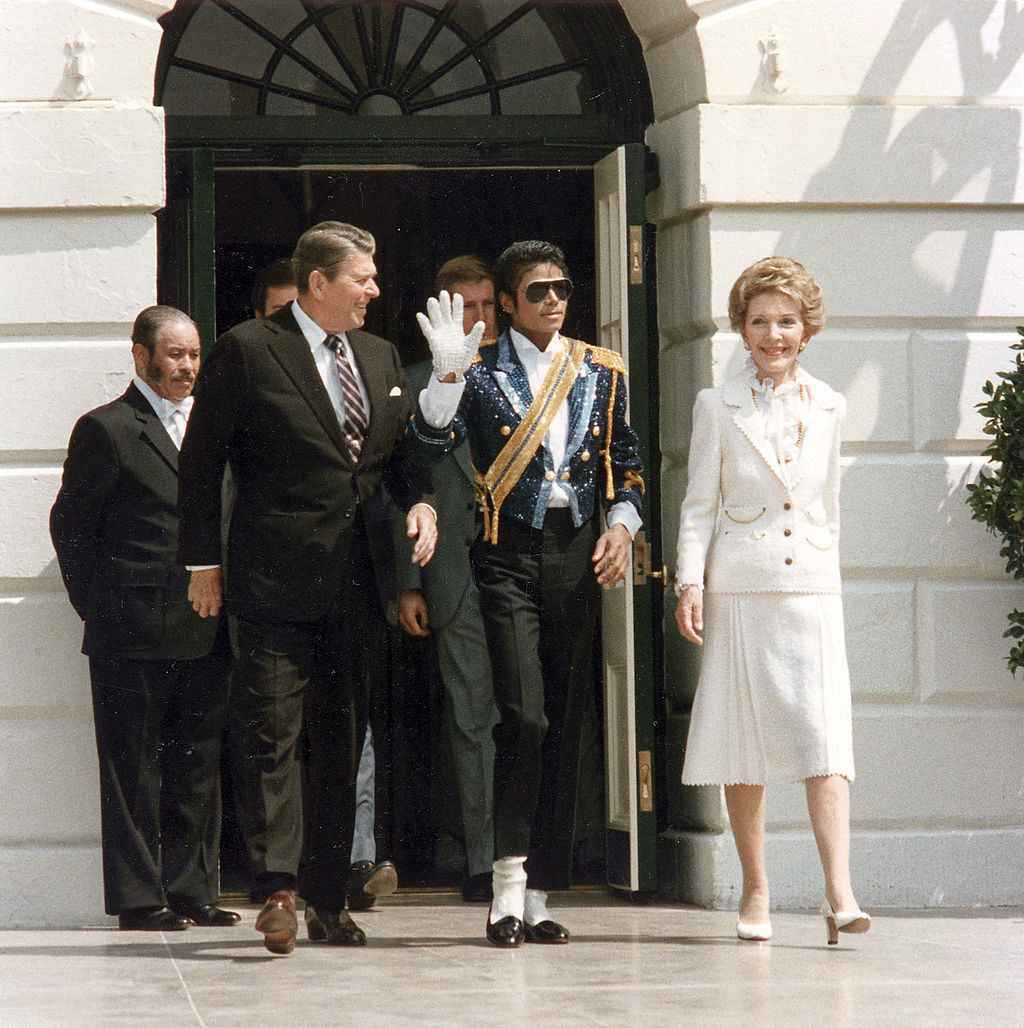 Michael Jackson, em 1984, com o casal Reagan, em cerimônia na Casa Branca