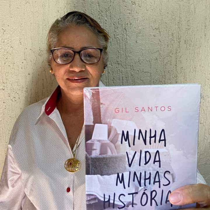 Além de escritora e empregada doméstica, Gil Santos também atua em projetos sociais e, atualmente, se divide entre missões no estado do Rio e no nordeste brasileiro.
