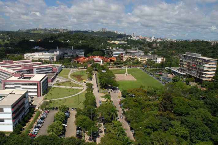 Vista aérea do campus Pampulha, com os prédios da Reitoria (à direita) e da Fafich e Face (à esquerda)