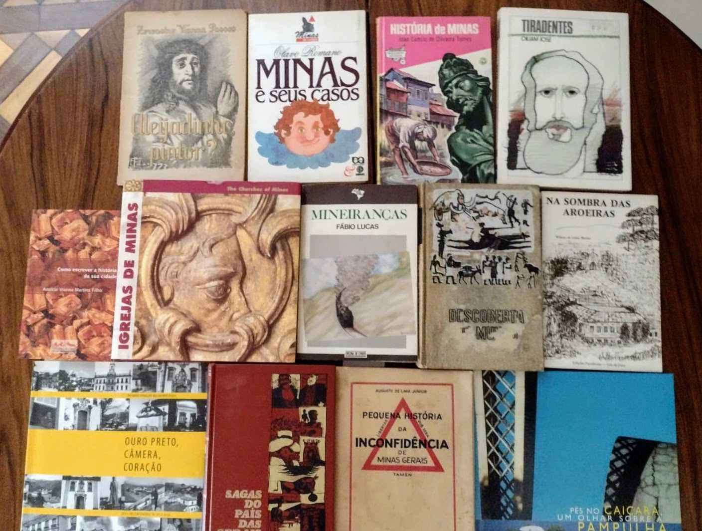Alguns dos livros que compõem a exposição 'Escritos de Minas', da AML