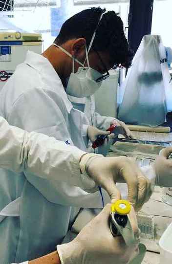 Paulo no laboratório do ICB durante a iniciação científica júnior
