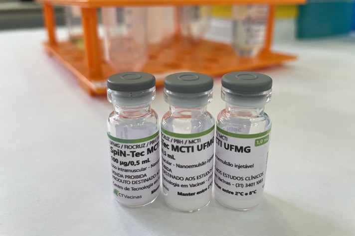 Frascos da SpiN-Tec, primeira vacina 100% nacional contra a covid-19