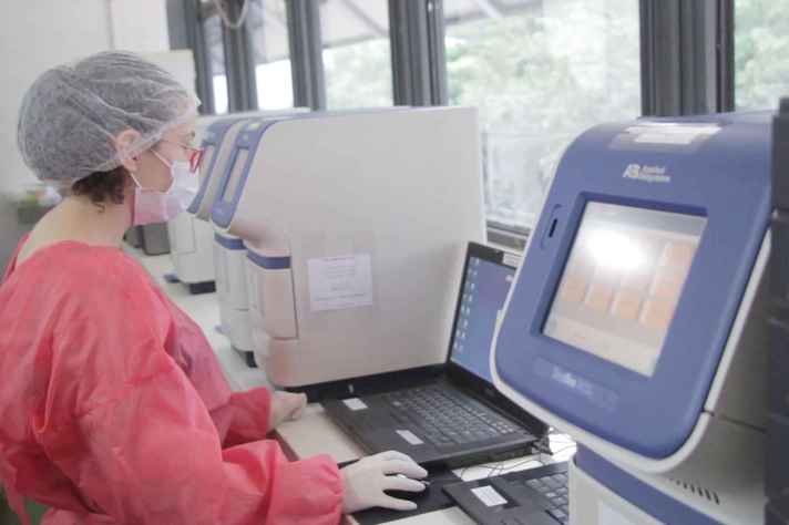 Pesquisadora em bancada do Laboratório de Vírus, que integra a rede da UFMG envolvida na testagem da covid-19