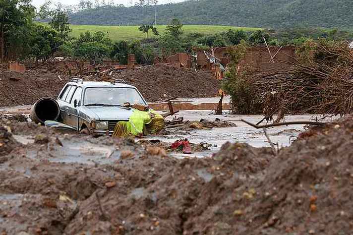 Carros destruído em meio à lama provocada pelo rompimento da barragem em Bento Rodrigues, distrito de Mariana