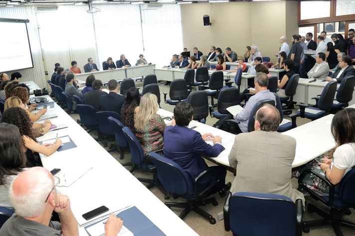 Encontro entre dirigentes de entidades e instituições de ciência, tecnologia e inovação de Minas Gerais e 20 parlamentares realizado na Sala de Sessões da Reitoria.